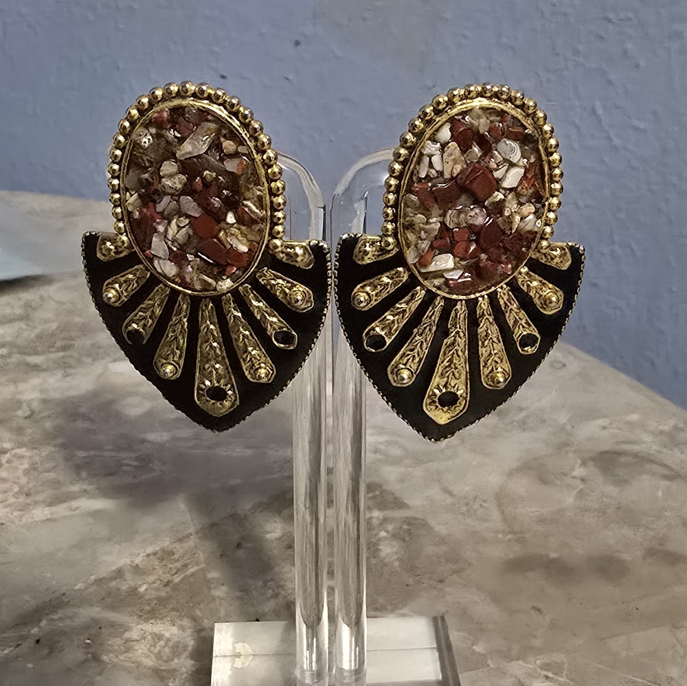 Elegant Crushed Stone Black Enamel Earrings Clip-on - Picture 2 of 4